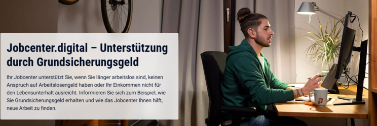 Info Grundsicherungsgeld (Mann sitzt am PC)
